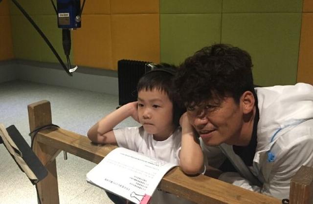 王宝强的民族，王宝强那的人（王宝强近照儒雅像极美国留学生）