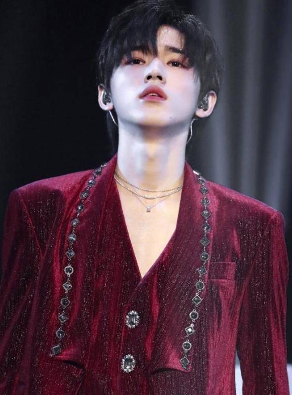 "靠脸生存"宋亚轩:被迪奥看中,后受吴彤青睐拿下《王牌》综艺