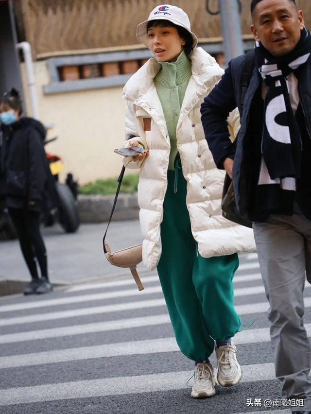 直筒裤和修身裤有什么区别，牛仔裤修身和直筒有什么区别（裤子究竟穿“松”还是穿“紧”更好）