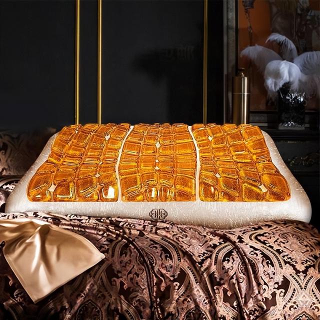 奢华睡枕品牌中的枕头王DOLOMIA金珀魅影，奢华枕头（超贵顶级品牌中的至尊王者DOLOMIA不遗余力传递出卓越的制枕概念）