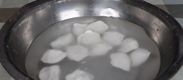 水饺怎么煮好吃，怎么煮水饺好吃（饺子不破皮不粘锅）