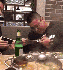 小耳朵是什么意思，微信界面有个小耳朵是什么意思（看着都不像一个人好吗）