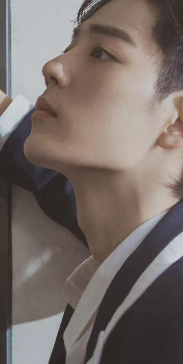 女人正常脖子喉结图片，女人有喉结是什么原因（上下滚动的喉结会说话）