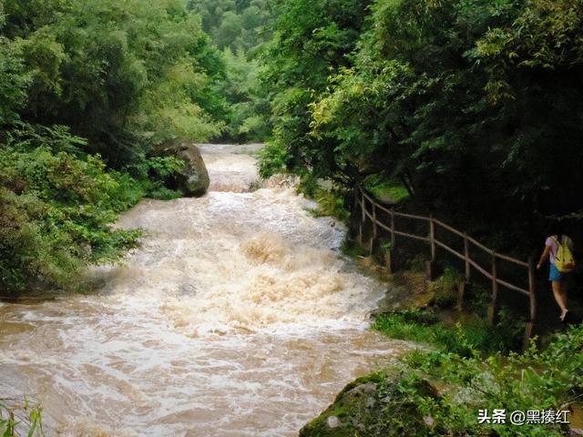 风蚀蘑菇地貌简介，风蚀蘑菇什么地貌（一个旅行者对“网红打卡地成夺命险地”的思考）