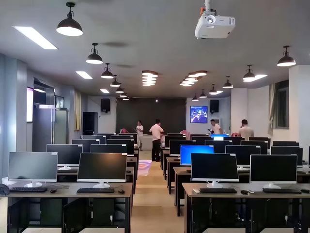 武汉光谷职业技术学院，武汉高职专科学校一览表（武汉光谷职业学院互联网+学院）