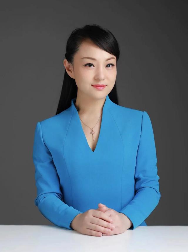 婚礼主持人穿什么衣服，婚礼主持人一般穿什么衣服（21年艺考生战袍套装礼服）