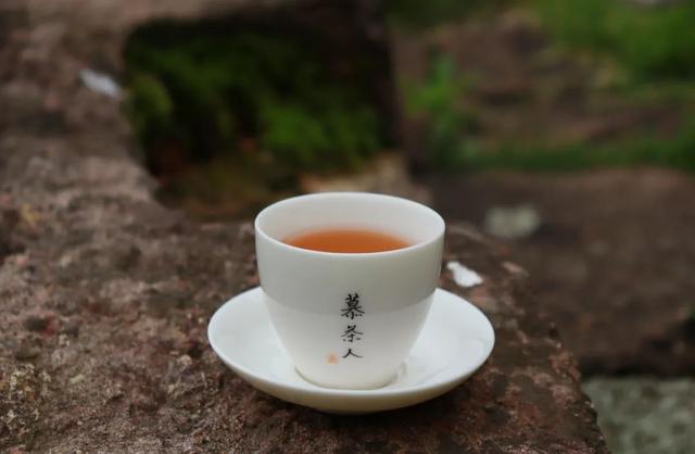 普洱茶饼如何正确撬茶，普洱茶的撬法_普洱茶饼撬茶技巧（才知道茶饼应该这样拆）