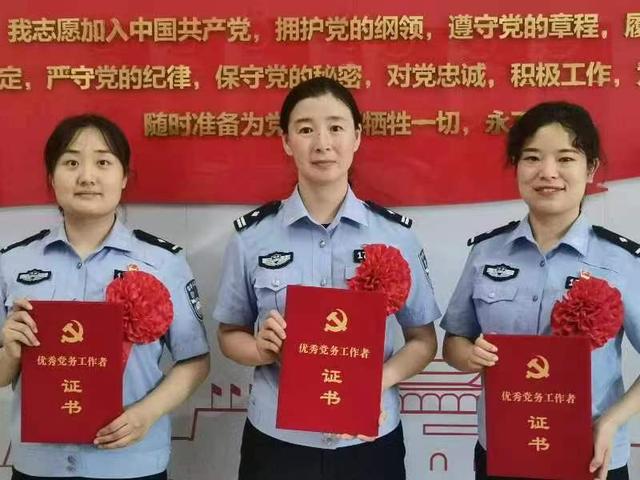 怎么恭喜别人获得荣誉，怎么恭喜别人获得荣誉_恭喜别人获得荣誉怎么说_怎么恭喜老师获得荣誉（心理感觉老好啦——川汇区分局党委成员把获奖证书、牌匾送到基层所队）
