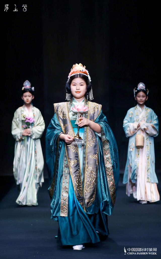 肩上的云歌词，肩上云系列在2023秋冬中国国际时装首秀