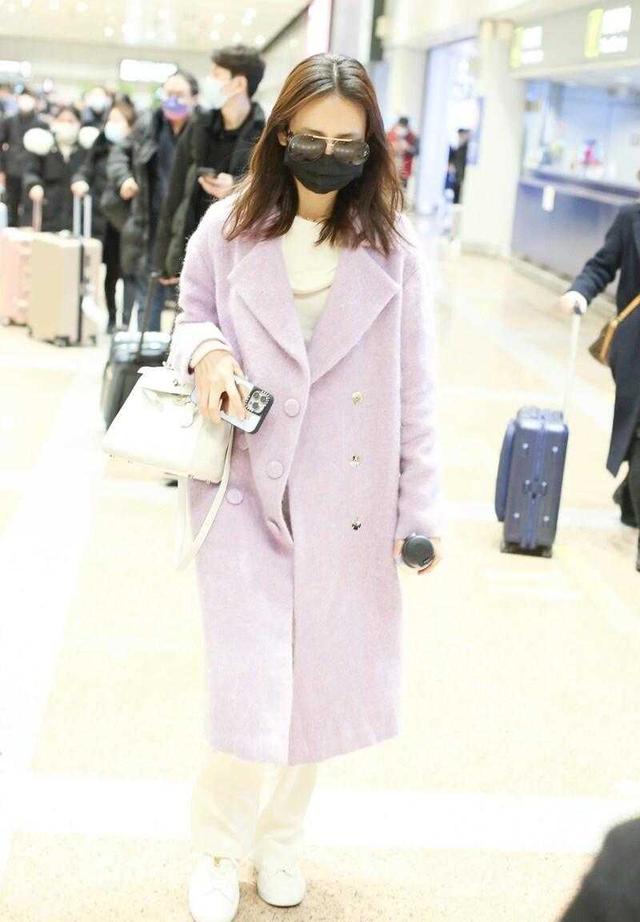 紫色大衣搭配什么内搭，紫色大衣搭配什么内搭图片（穿紫色大衣配阔腿裤走机场）