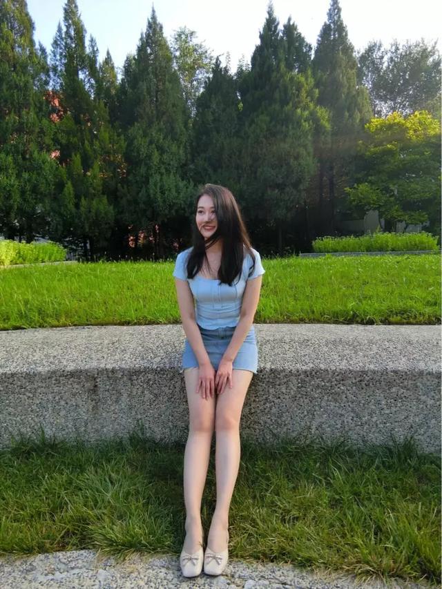 牛仔短裙搭配什么上衣好看，牛仔短裙配什么上衣好看（女性夏季衣柜里必搭单品之一的牛仔短裙）