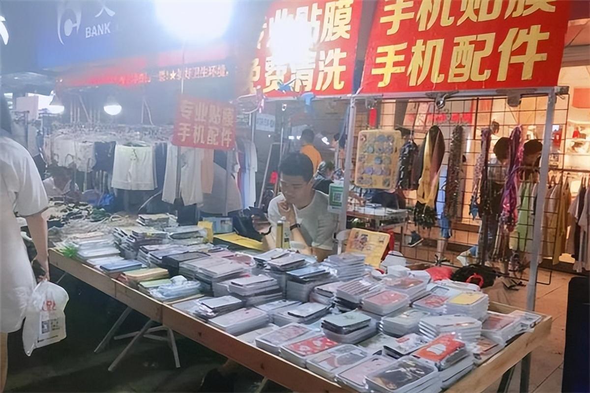 新手摆地摊卖什么好(摆摊小吃好项目)