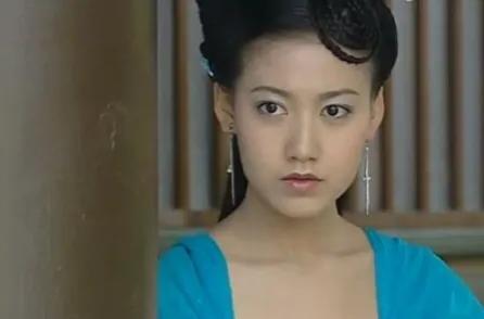 高露，为了爱情放弃事业，嫁给圈外人丈夫，如今儿女双全太过幸福