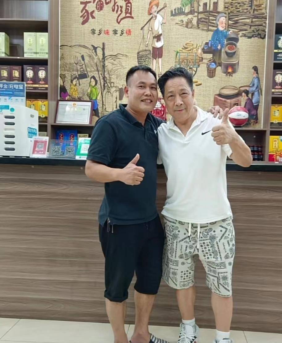 徐杰小时候家境不算殷实,和吴前这样的富二代对比,徐杰只是一个地地道