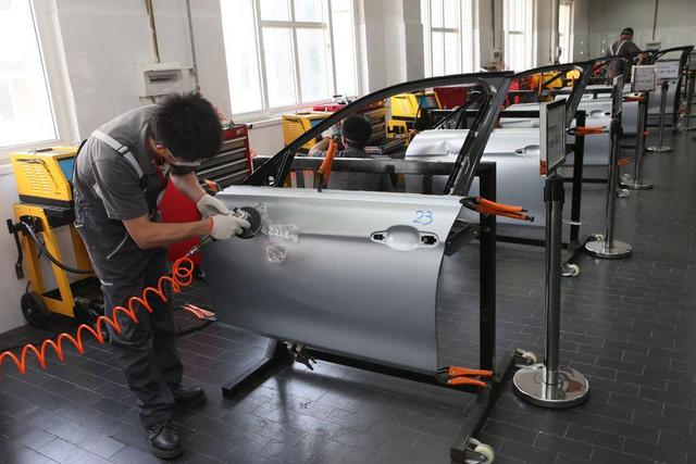 全车喷漆多少钱，清漆价格是多少（15W左右的汽车被剐蹭）