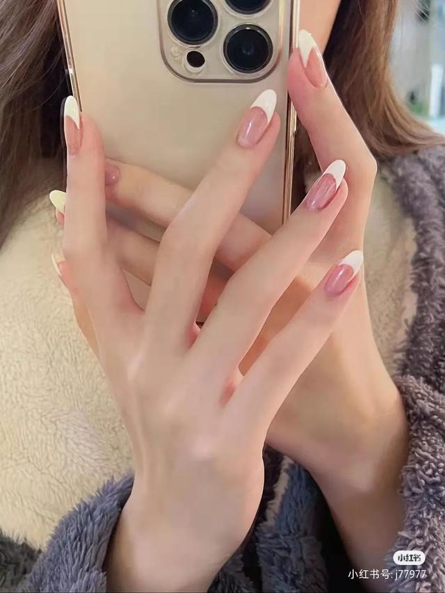 指甲油裸色和透明色有什么区别，护甲油和透明色的指甲油一样吗（显白好看，春夏必做）