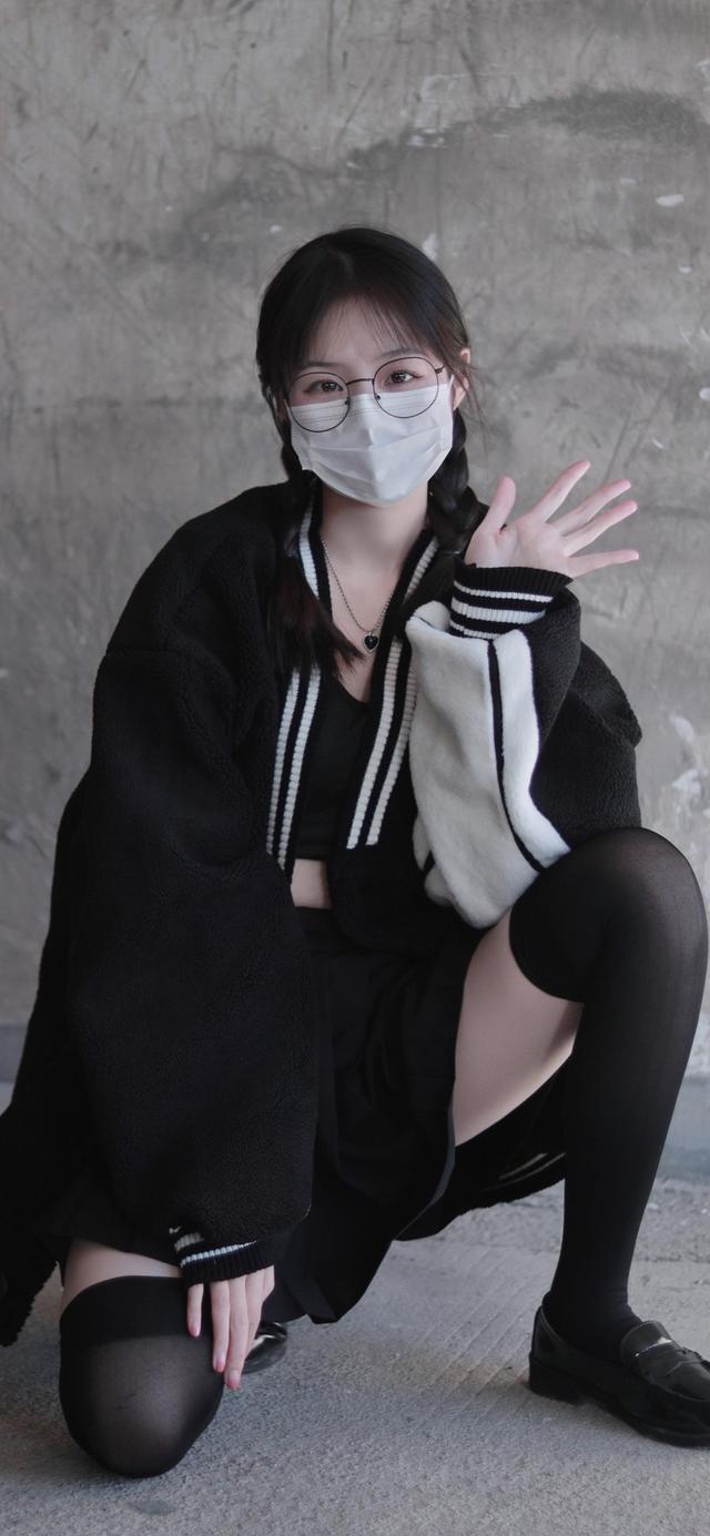 抖音上的最火锁屏壁纸，抖音上的最火锁屏壁纸 句子（抖音网红半口小希壁纸）