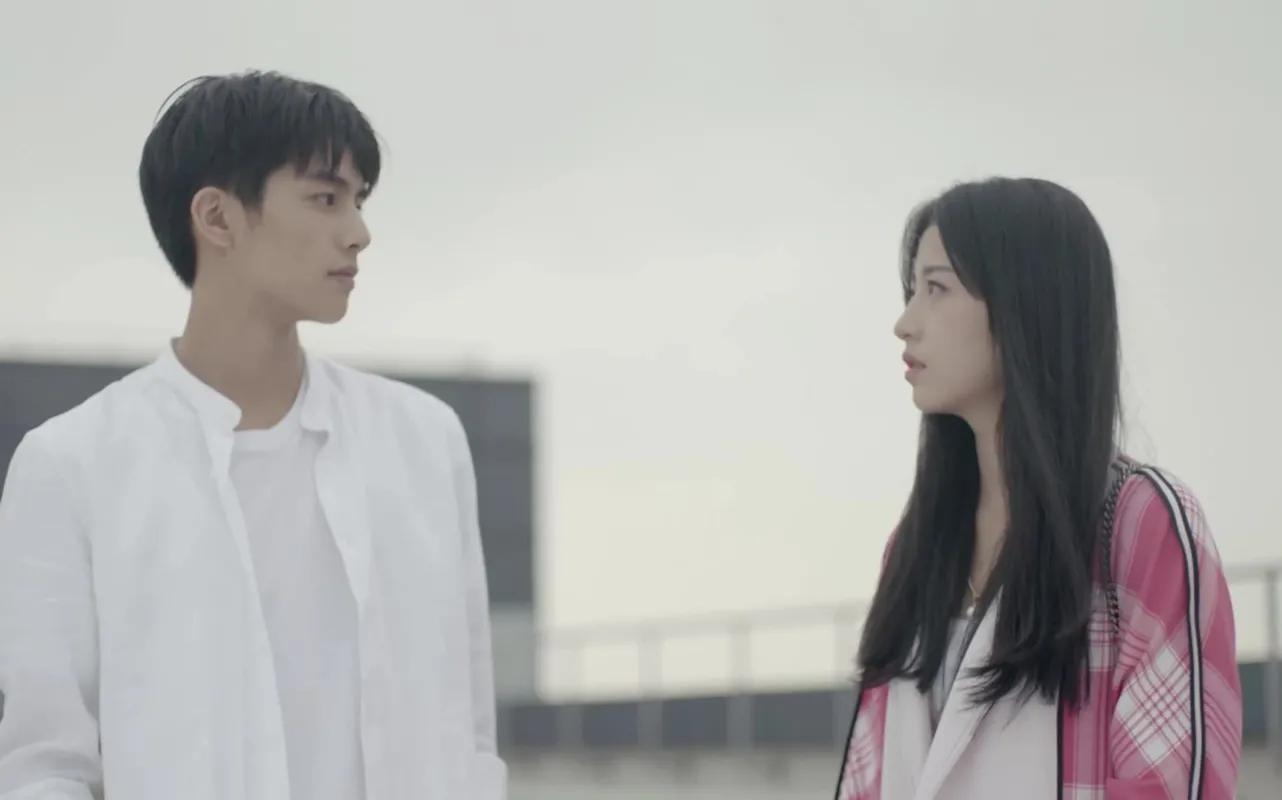 主演:宋威龙,周雨彤,王以纶首先,主演们的颜值都是非常可的,这就不用