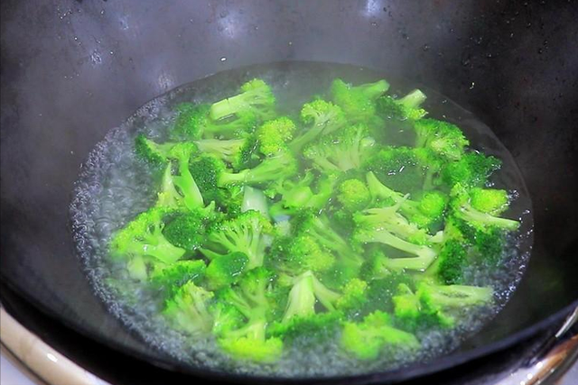 胡萝卜怎么切菱形，胡萝卜的切法菱形片（俗话说“中秋吃一宝）