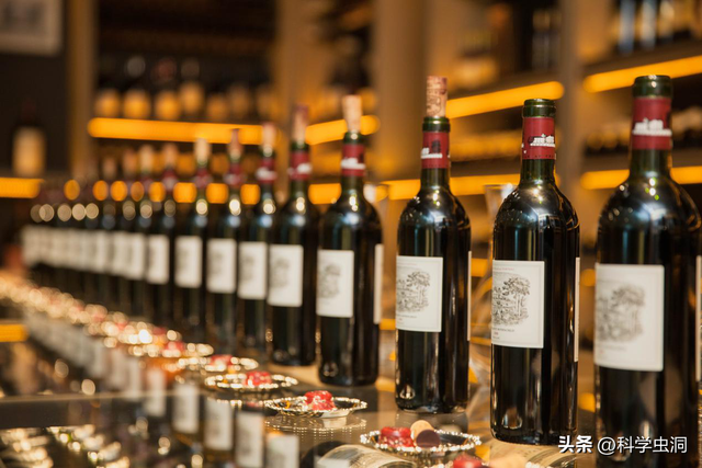 82年的拉菲多少钱一瓶，82年拉菲历年价格（卖出天价的“82年拉菲”）