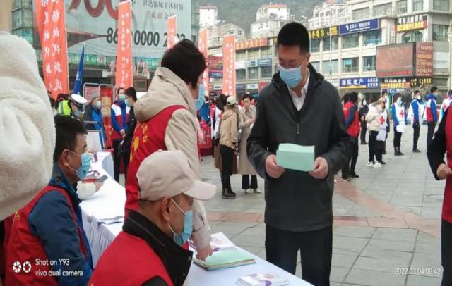 口服液玻璃瓶属于什么垃圾 口服液玻璃瓶属于哪类垃圾，口服液玻璃瓶属于什么垃圾（垃圾分类走进学雷锋志愿服务“大集”）