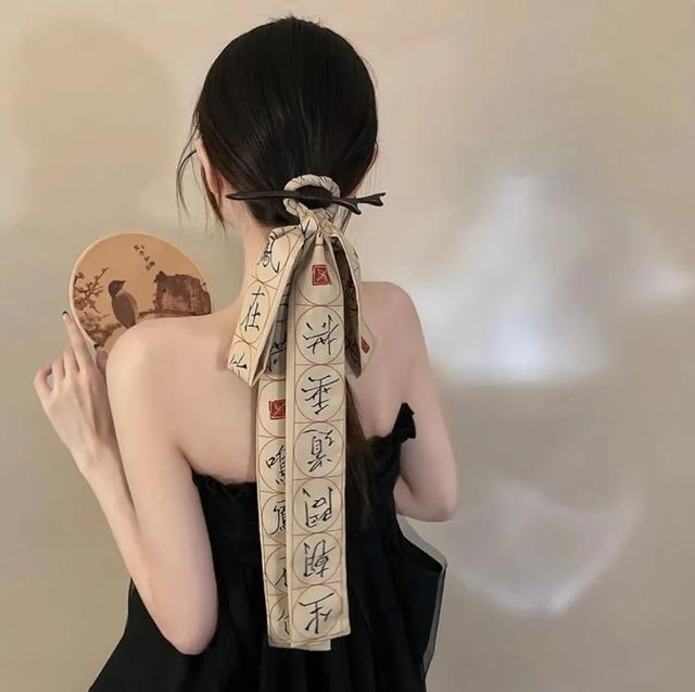 绑头发教程女孩子简单，小女孩可爱发型绑扎方法（这3款“辣妹编发”又美又撩人）