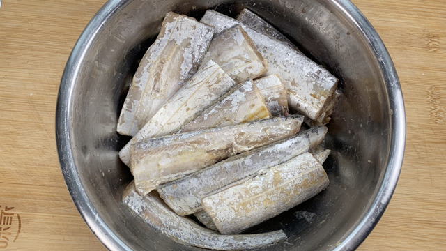 带鱼怎么炸好吃，带鱼怎么炸才酥脆无骨（老渔民教您一招）