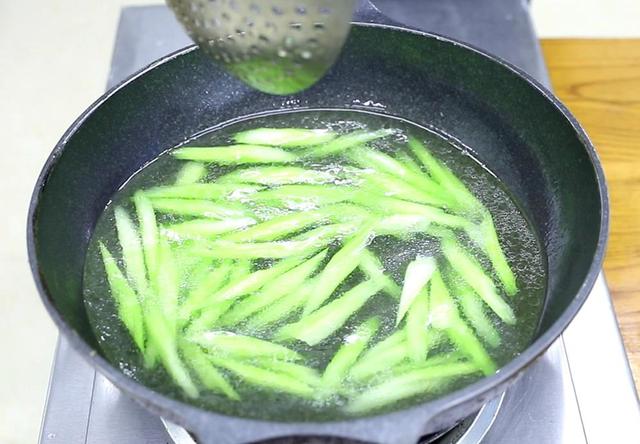 老年人吃什么补钙，中老年人补钙每天要喝多少牛奶（常吃这5种食物）