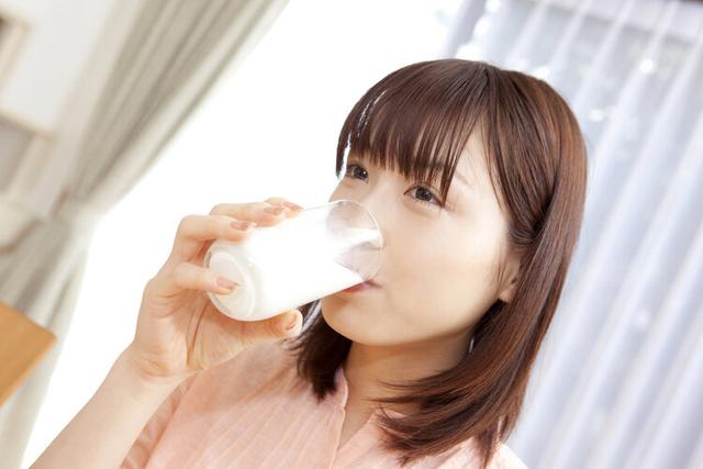 睡觉前能喝牛奶吗，睡眠不好喝什么牛奶好（有关喝牛奶4个问题）