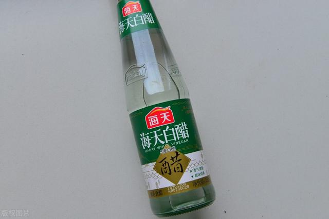 白色衣服发黄怎么办，白色衣服发黄怎么洗才能变白（白色衣服发黄别用漂白水了）