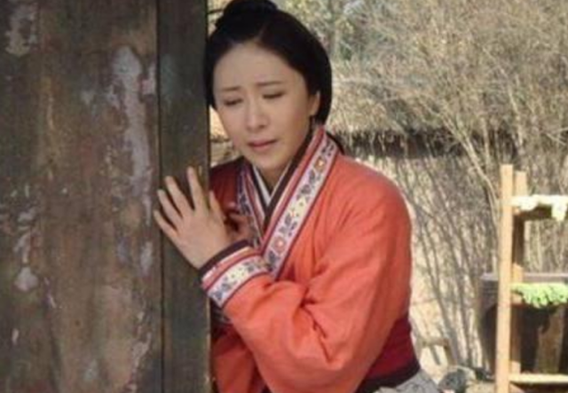 兔子不吃窝边草什么意思，兔子不吃窝边草下一句是什么（其实还有下一句）