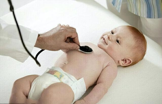 宝宝嘴巴吐唾沫，刚出生宝宝嘴巴吐唾沫（宝宝爱吐舌头和大脑发育有关）