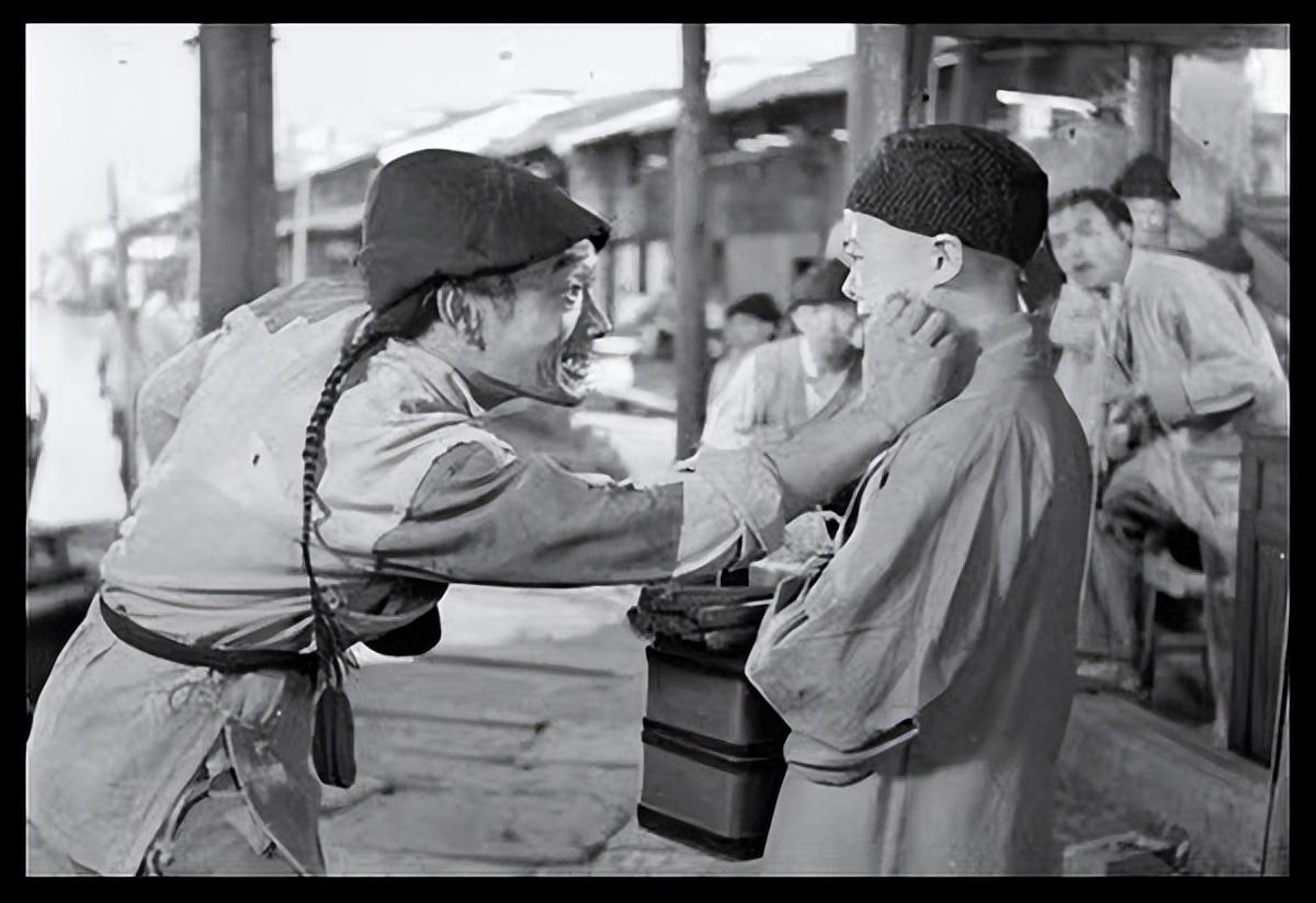 又见周围人哄笑着看着,更觉神气,又捏了捏小尼姑的脸蛋,才扬长而去