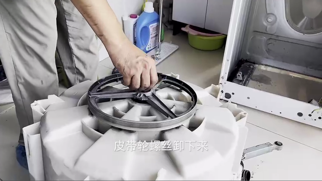 今天我们来看一款西门子滚筒洗衣机清洗的拆机过程,我们来看一下这款