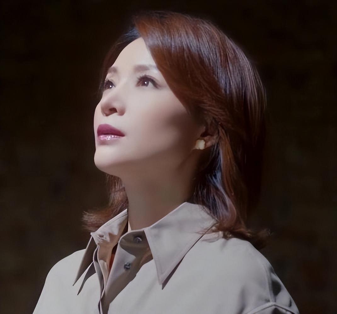 2021年,董卿主持的《朗读者》第三季正在热播.