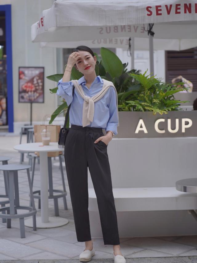 蓝色西装配什么颜色的衬衫，蓝色西装配什么颜色的衬衫男（蓝色衬衫搭配西装裤、短裤）