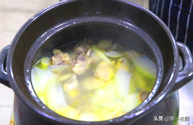 夏季饮食吃什么好，夏季饮食吃什么好消化（少吃苦瓜和番茄）