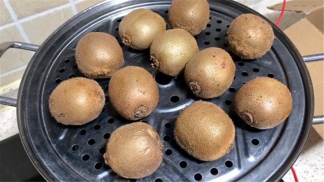 奇异果怎么去皮，奇异果的功效与作用图片（教你一招，3秒去皮不脏手）