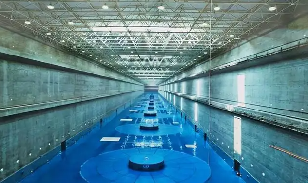 三峡水电站的总装机容量是多少万千瓦，三峡水电站总装机容量和年发电量（三峡水库最大蓄水393亿立方米）