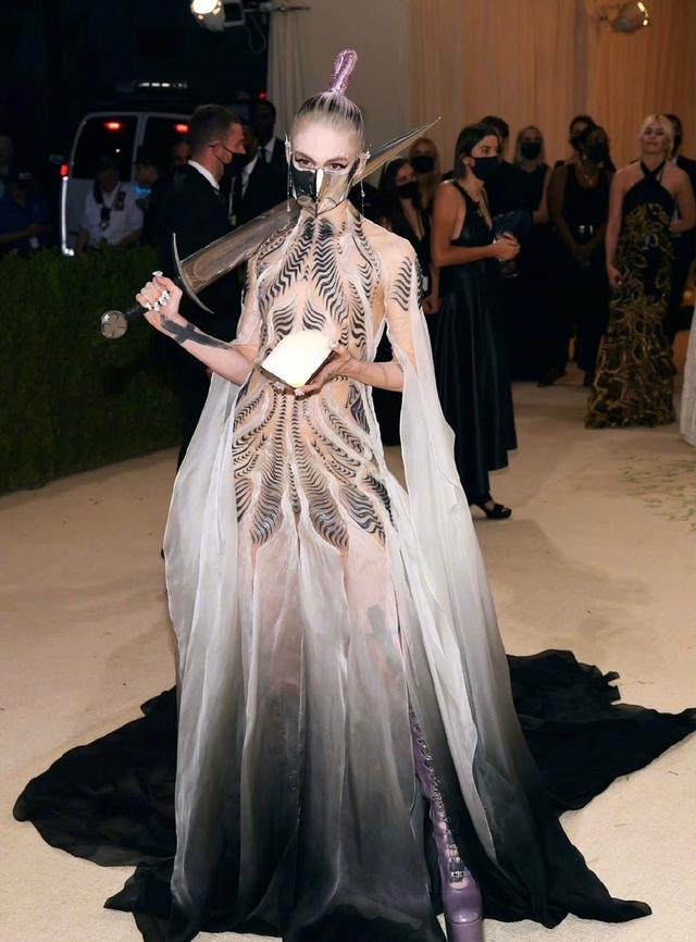 施华洛世奇水晶灯，客厅吊水晶灯好不好（好莱坞红毯太大胆）