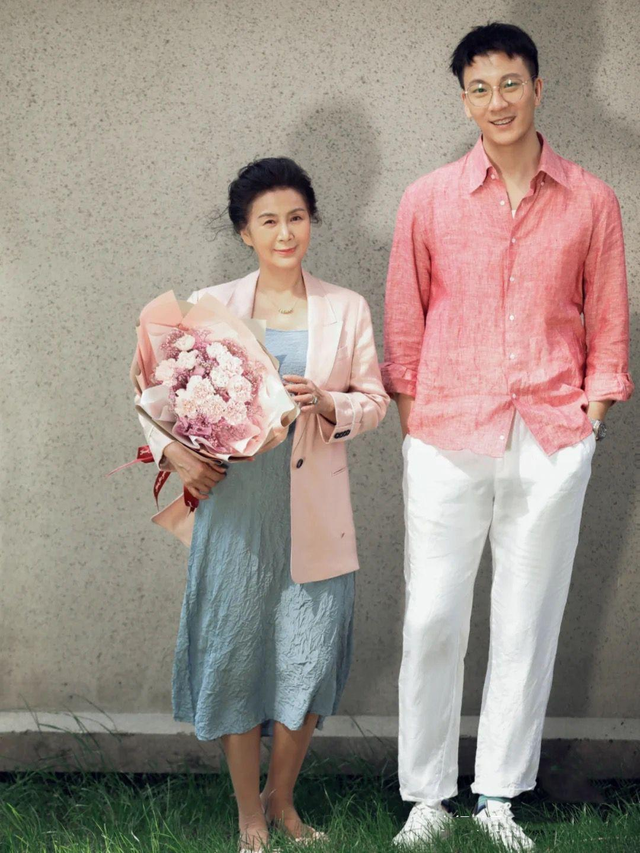 酒红色显皮肤黑还是白，黑皮肤最显白的5个颜色（秋冬少穿这3种“显老色”）