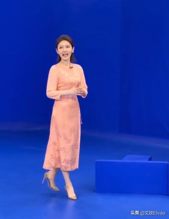 主持人龙洋私人照片，主持人龙洋老公简历（穿连衣裙坐台阶不拘小节）