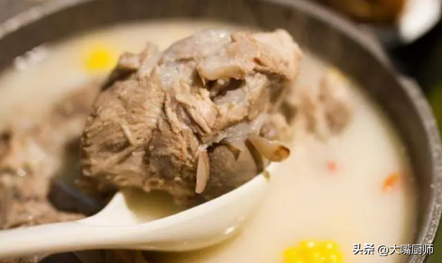 骨头汤怎么熬，病人骨头汤怎么熬（最忌直接加水）