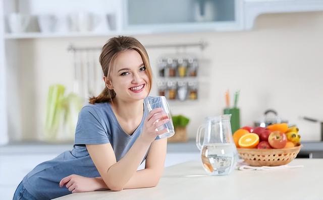 每天早上喝一杯盐开水有什么好，每天早晨一杯盐开水的好处（或与你想象的不一样）