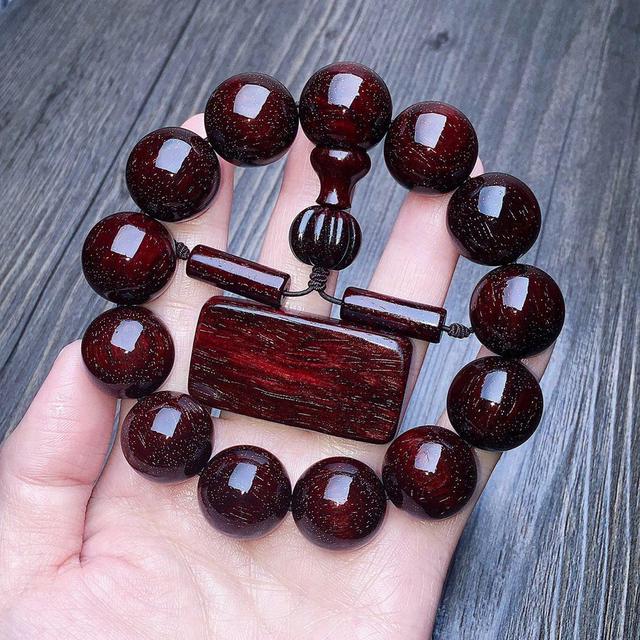 戴朱砂有什么讲究，朱砂佩戴禁忌是什么（2023年想红红火火）