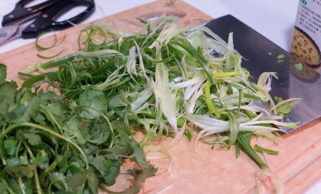 赤魟鱼的做法有哪些，赤眼鲮鱼的做法（香葱香菜豆豉油清蒸迦魶魚）