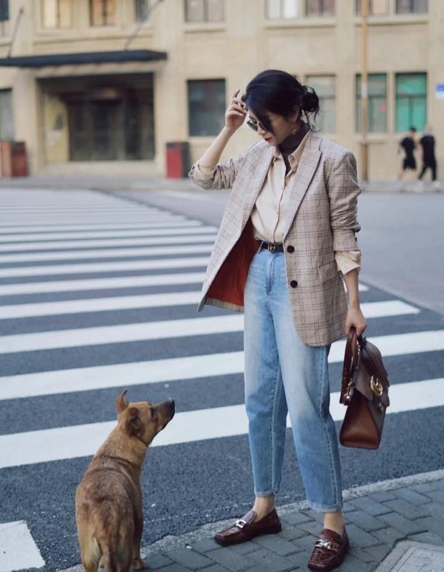 秋天女生穿什么衣服合适呢，秋天女人穿啥衣服合适（衣服“在精不在多”）
