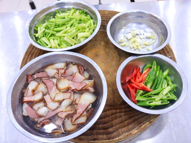 一斤腊肉放多少盐，做腊肉腌制一般要放多少盐一斤肉（只放盐不正宗容易坏）