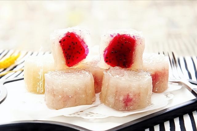 草莓牛奶汁做法，草莓牛奶饮品做法（夏天用水果自己做甜品）