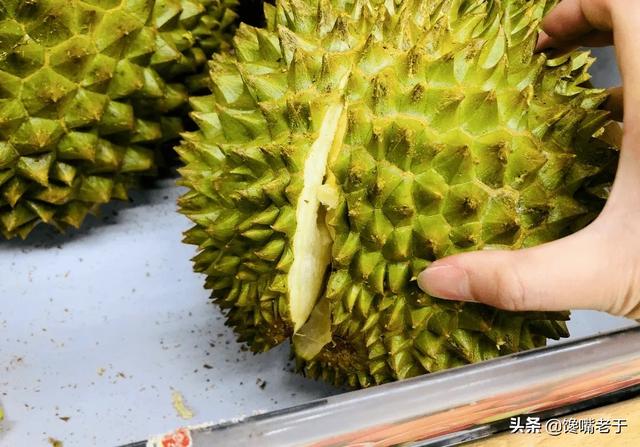 怎么挑选剥开的榴莲肉，榴莲剥出来是什么样子的肉（买榴莲：别只会挑大的）